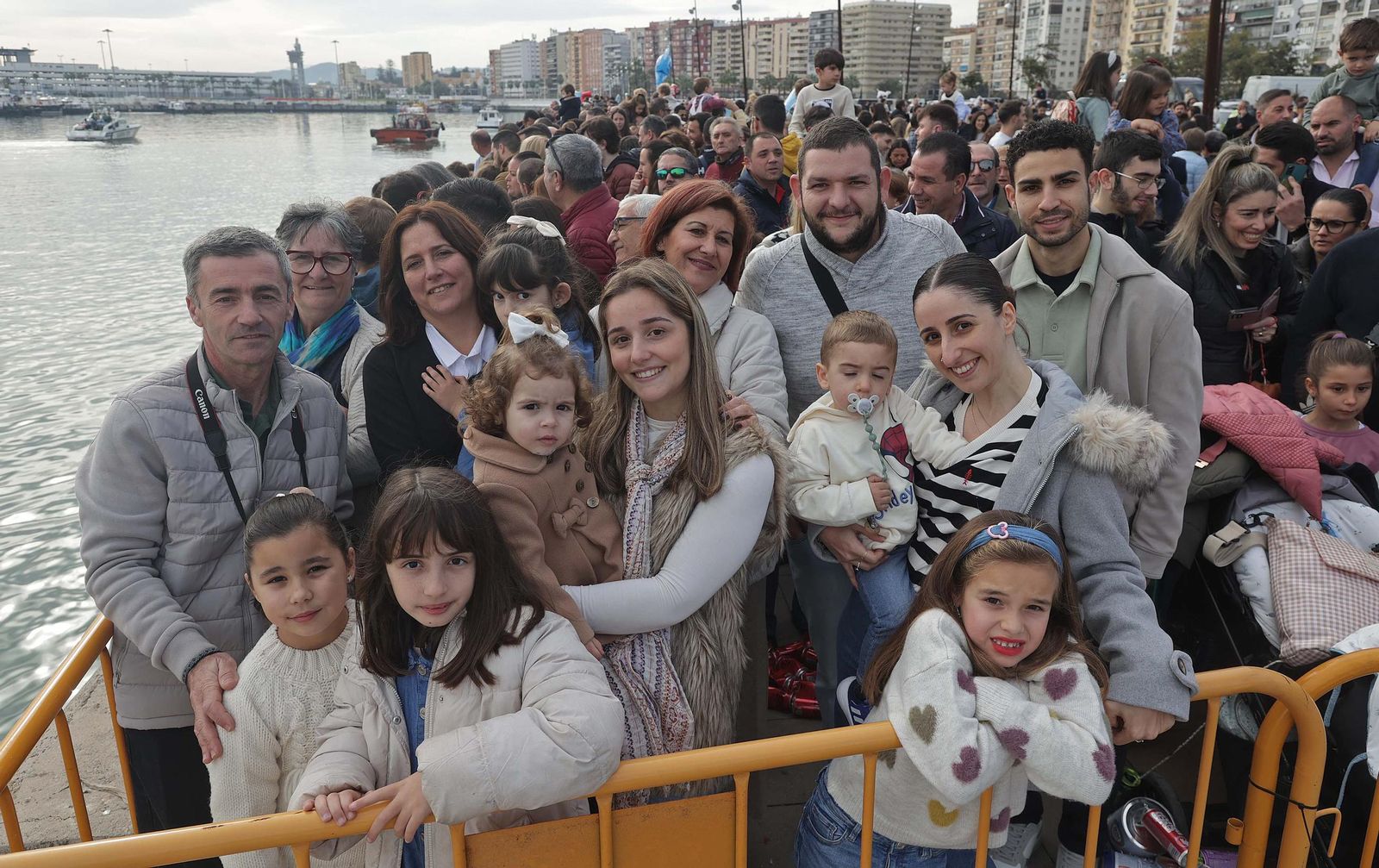 Búscate en las fotos del Arrastre de Latas 2025 en Algeciras