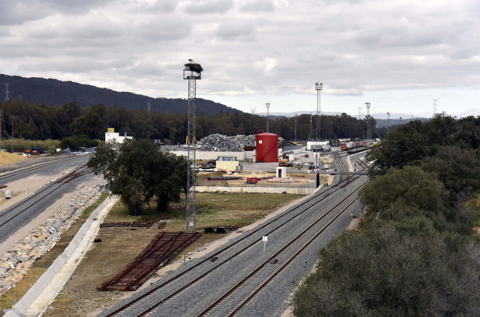 Vías a su paso por la Estación de San Roque.