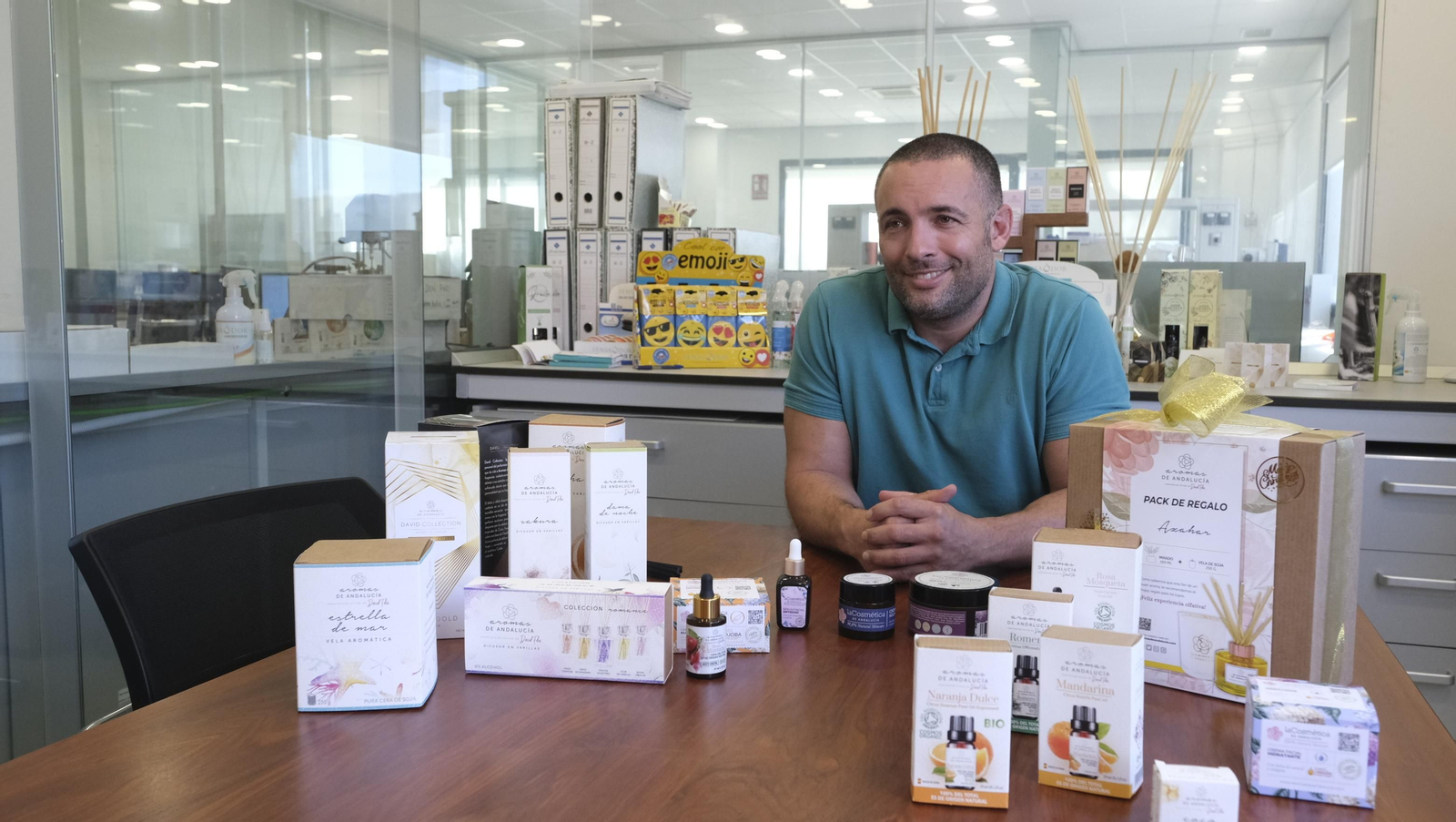 David Fernández junto a sus productos sostenibles.