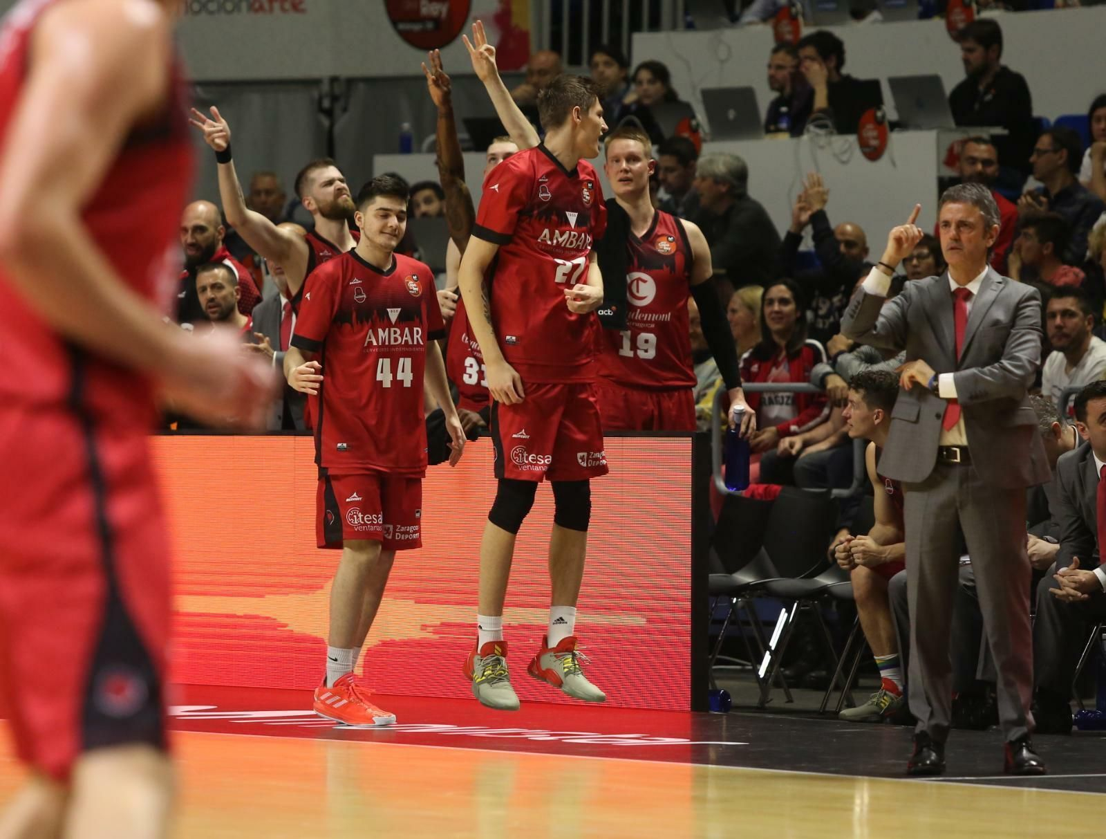 Fisac, al fondo, mientras su equipo celebra una canasta.