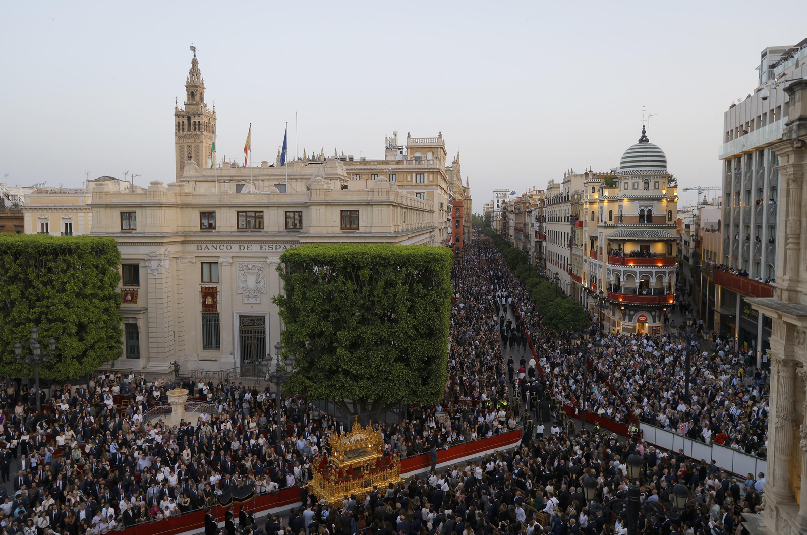 Las imágenes del Santo Entierro Grande, a su paso por la Plaza de San Francisco, en la Semana Santa de Sevilla 2023