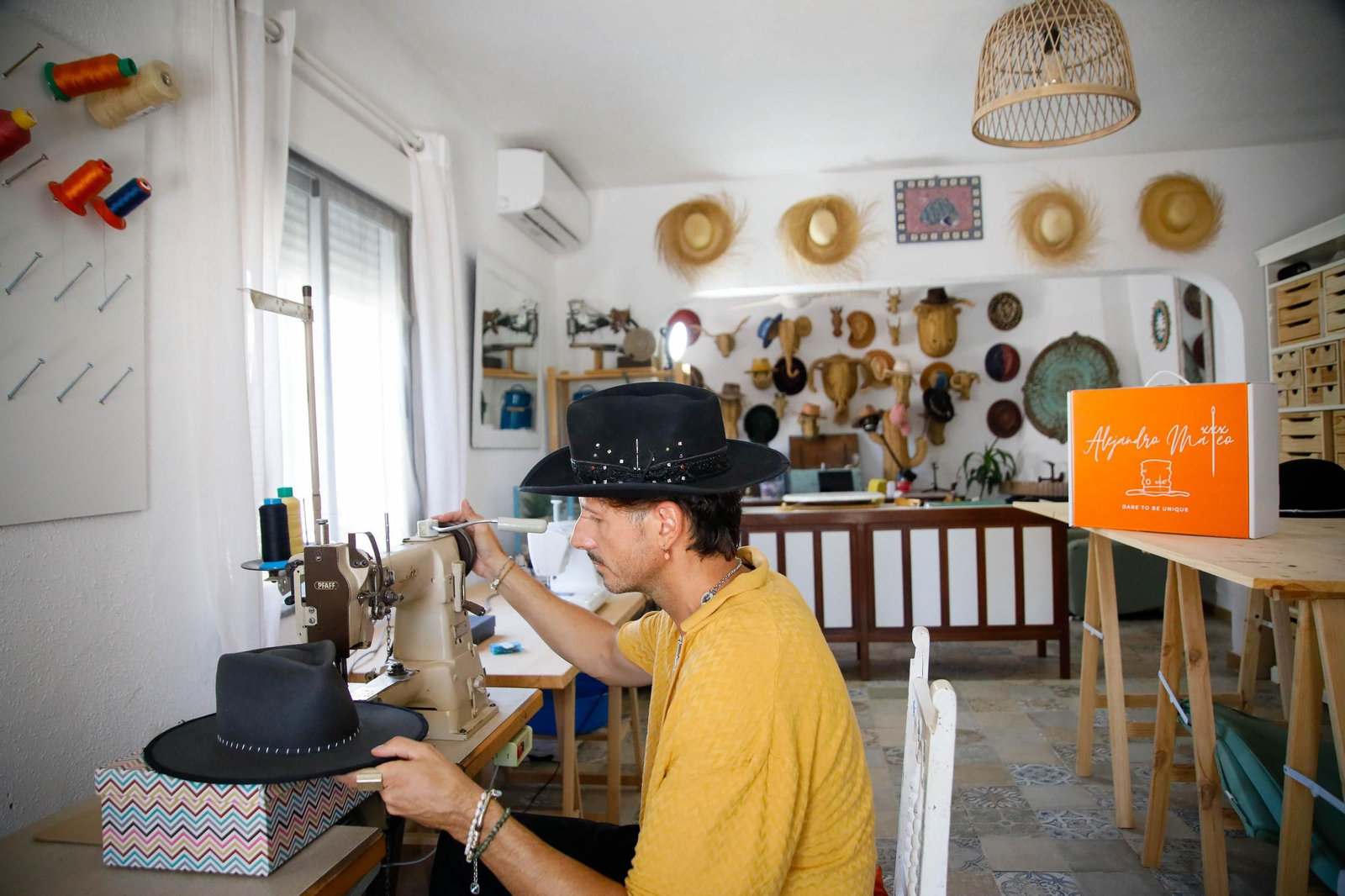 Imágenes del proceso creativo en sombreros de Alejandro Mateo