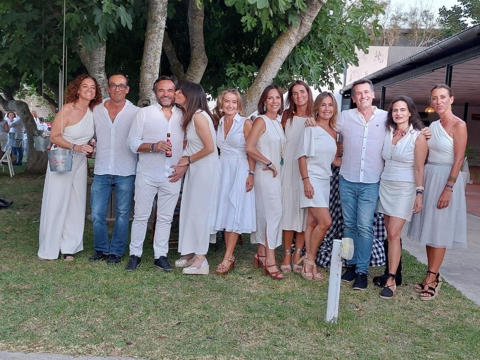 Beatriz Gutiérrez, Federico Joly, Raúl Rubio, Lola Maeso, Marta Ingelmo, Ana Pérez, Nataliza Izquierdo, Pilar Goytia, Celia Bodelón, Pachi Sicre y Patricia Gil-Fournier durante la cena benéfica en la Terraza El Jardín.