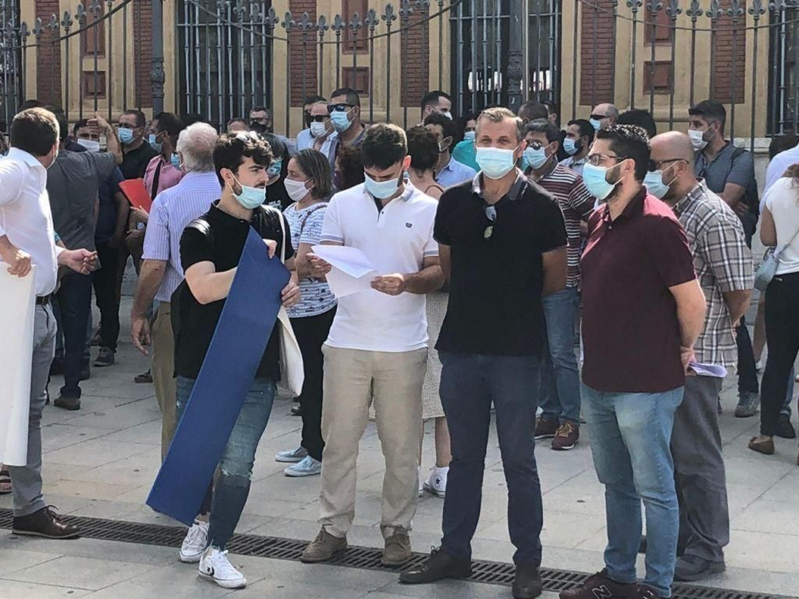 El alcalde de Trebujena, Jorge Rodríguez, en la protesta de este martes ante la Junta en Sevilla.