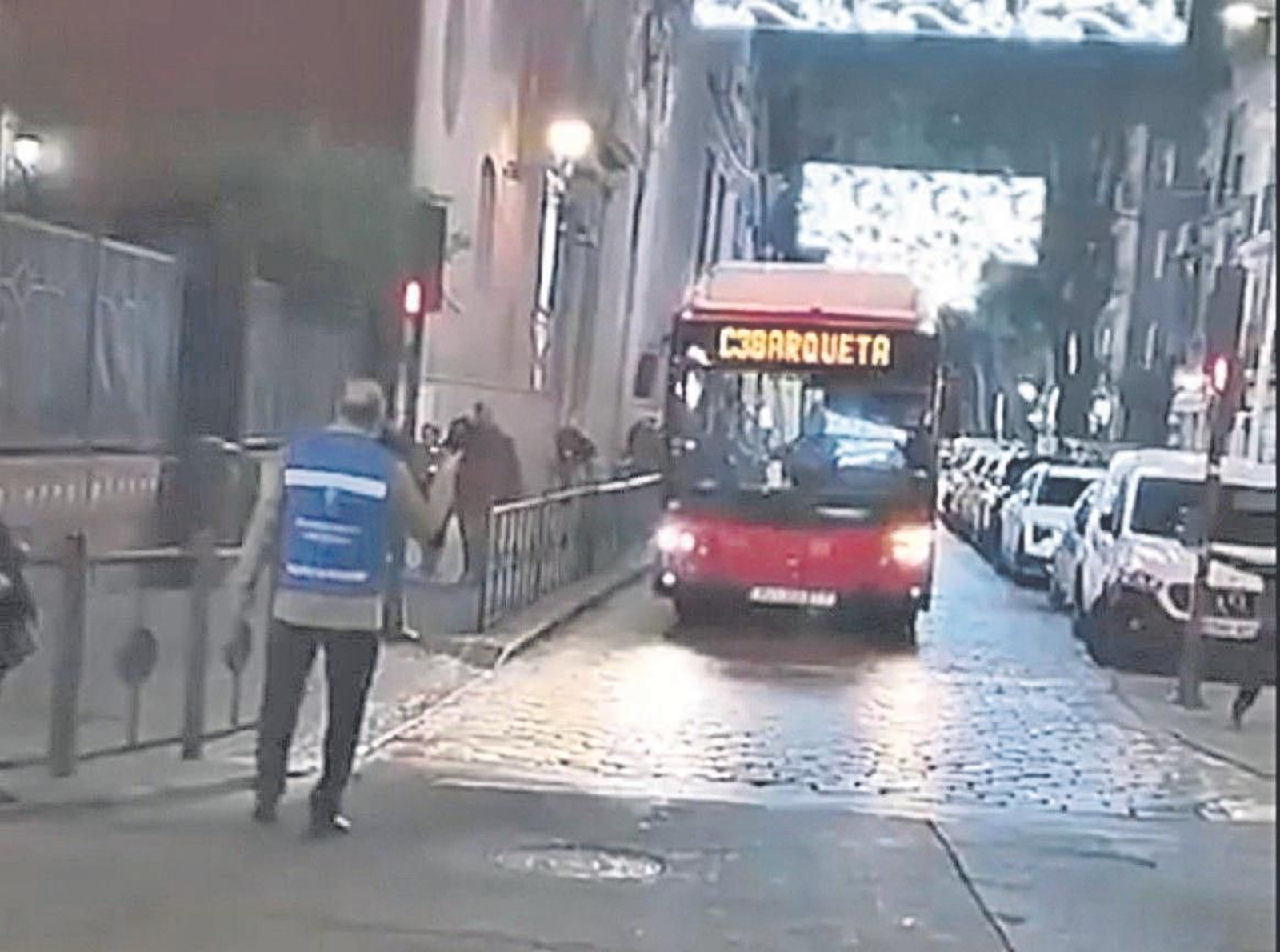 Un agente de Protección Civil da paso a un autobús en San Jacinto.