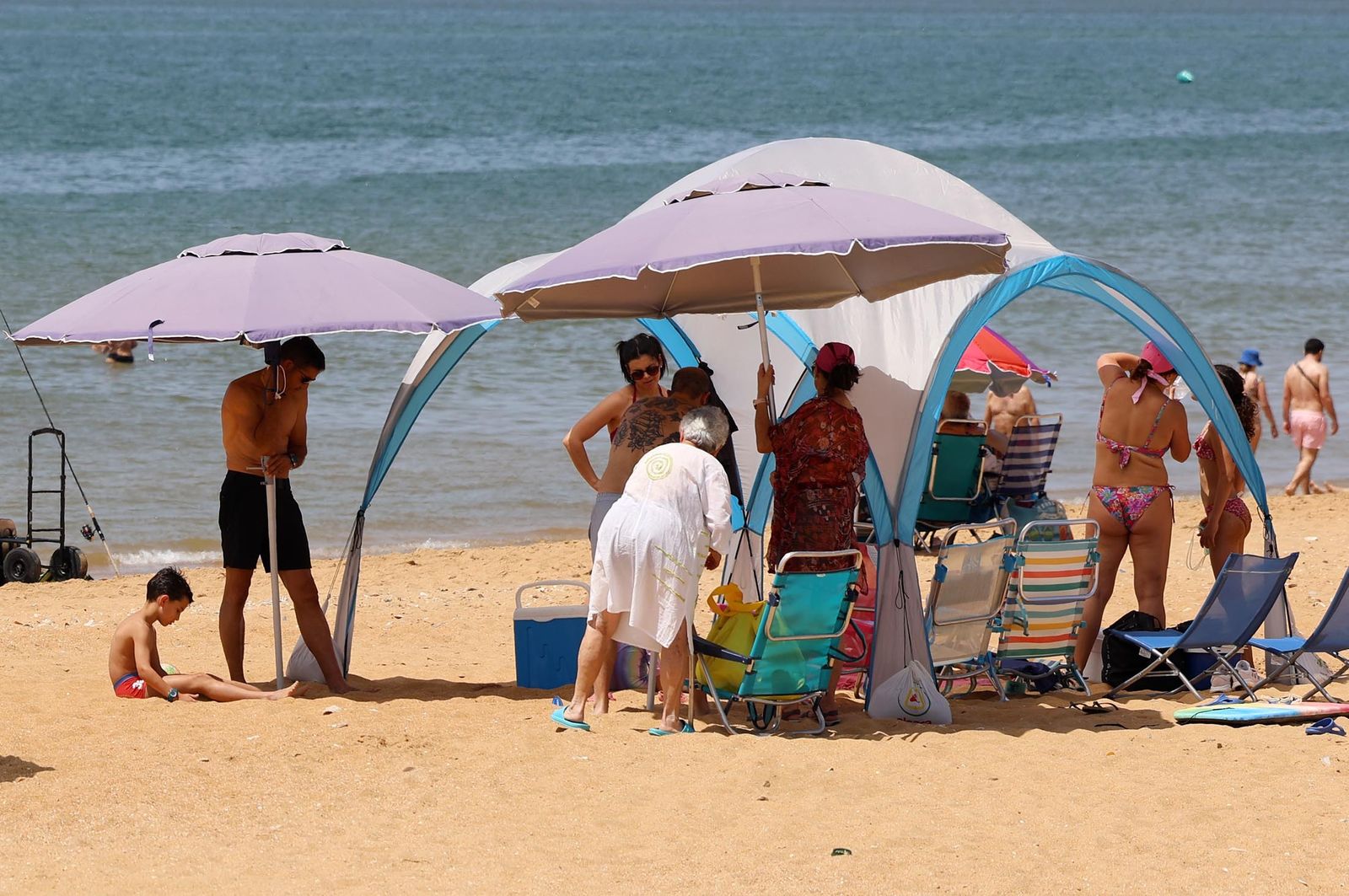 Imágenes del ambiente en las playas de Matalascañas, La Bota y Mazagón durante la mañana del domingo