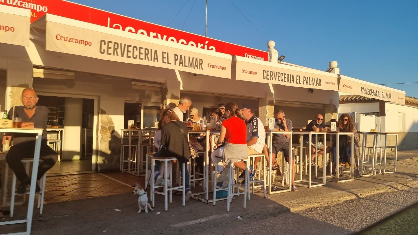 Los establecimientos de copas son los más demandados, sobre todo a la caída de la tarde, para disfrutar de la puesta de sol frente al mar.