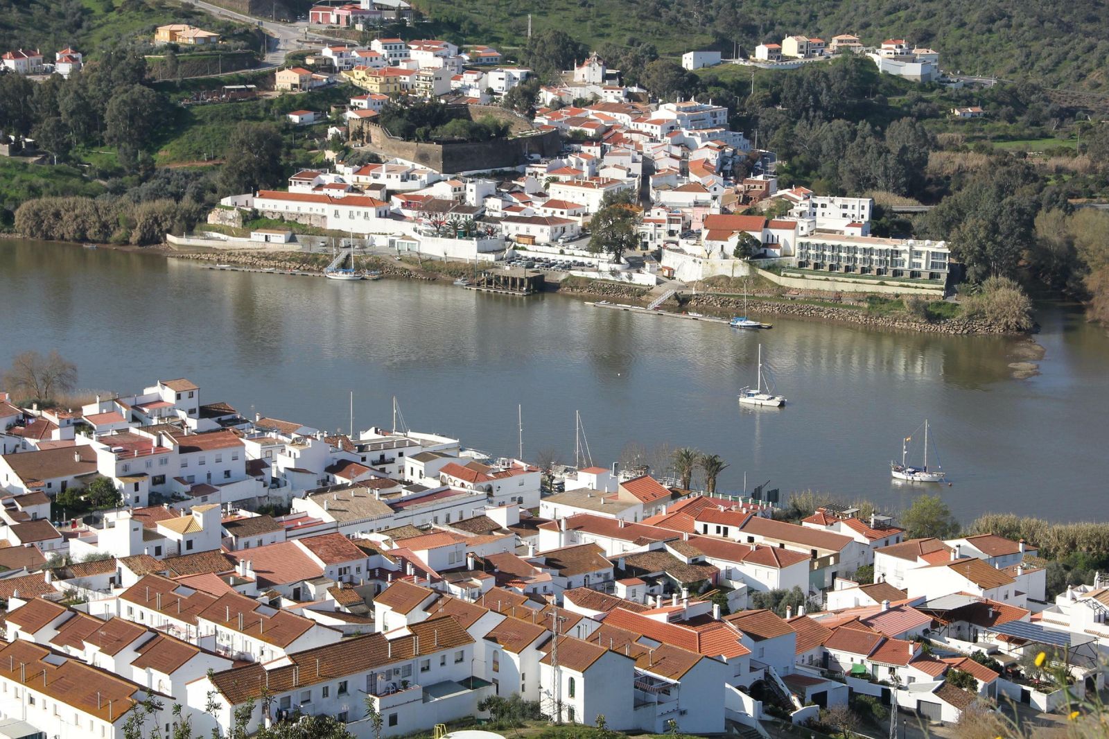 Sanlúcar de Guadiana y Alcoutim en la otra orilla del río.