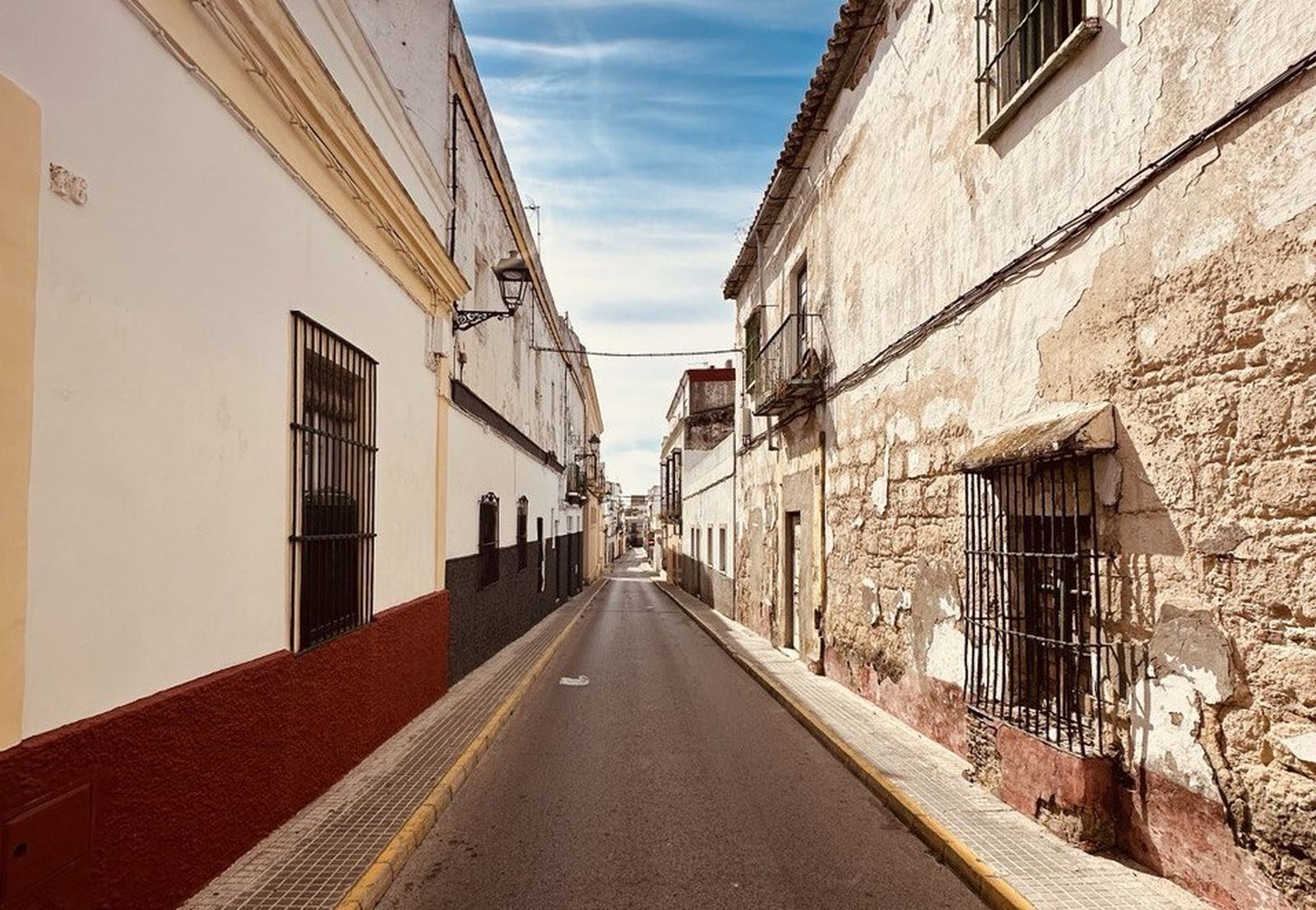 A la derecha, la finca de la calle Durango que se va a rehabilitar.