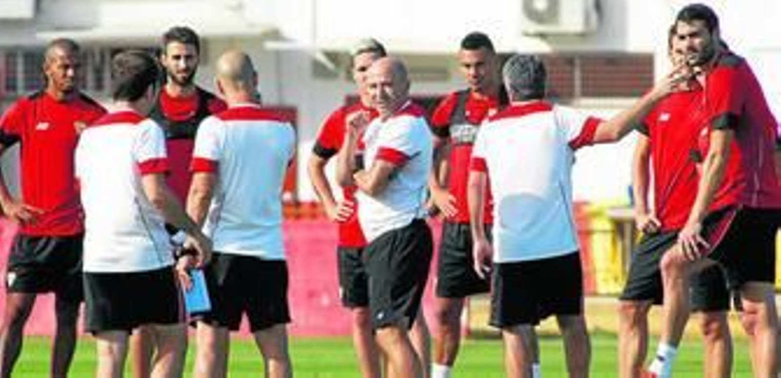 Sampaoli mira a las cámaras durante su charla previa en el entrenamiento de ayer en la ciudad deportiva.