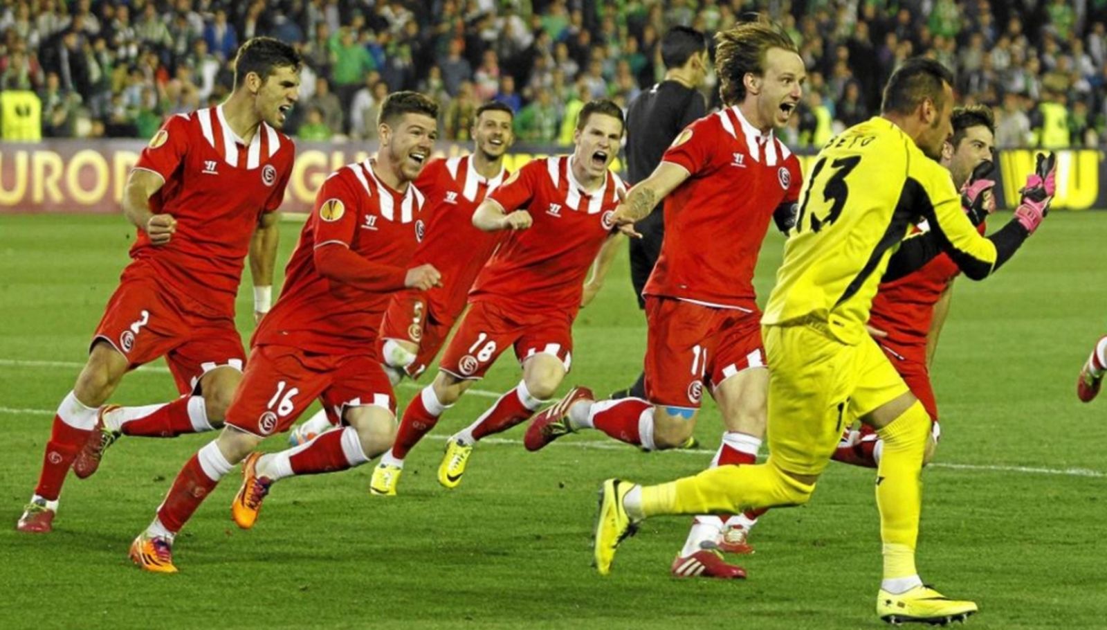 Los jugadores sevillistas corren tras superar la eliminatoria en el campo del Betis.
