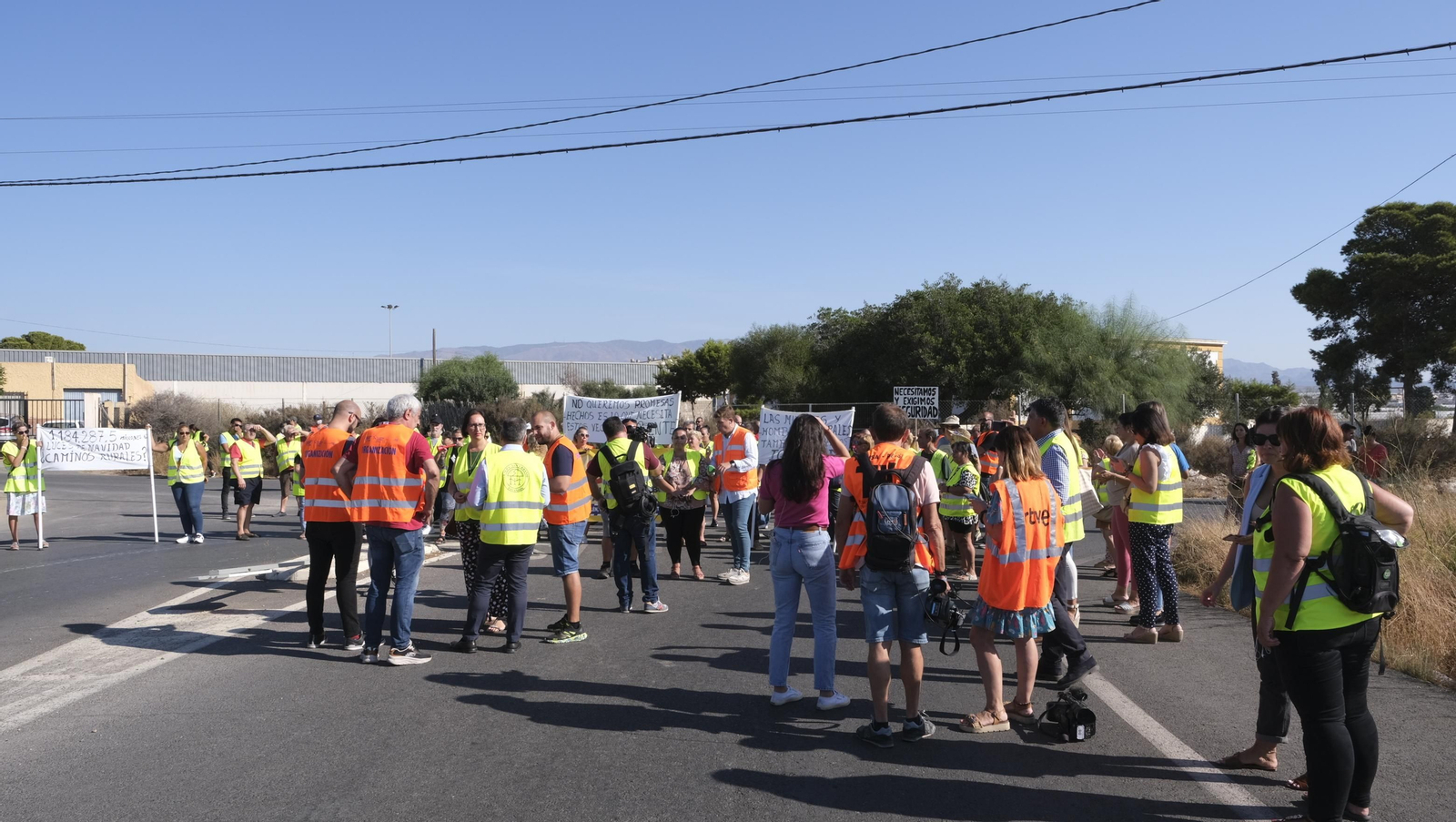 Protestas de los vecinos de los cortijos de La Cañada por la falta de iluminación