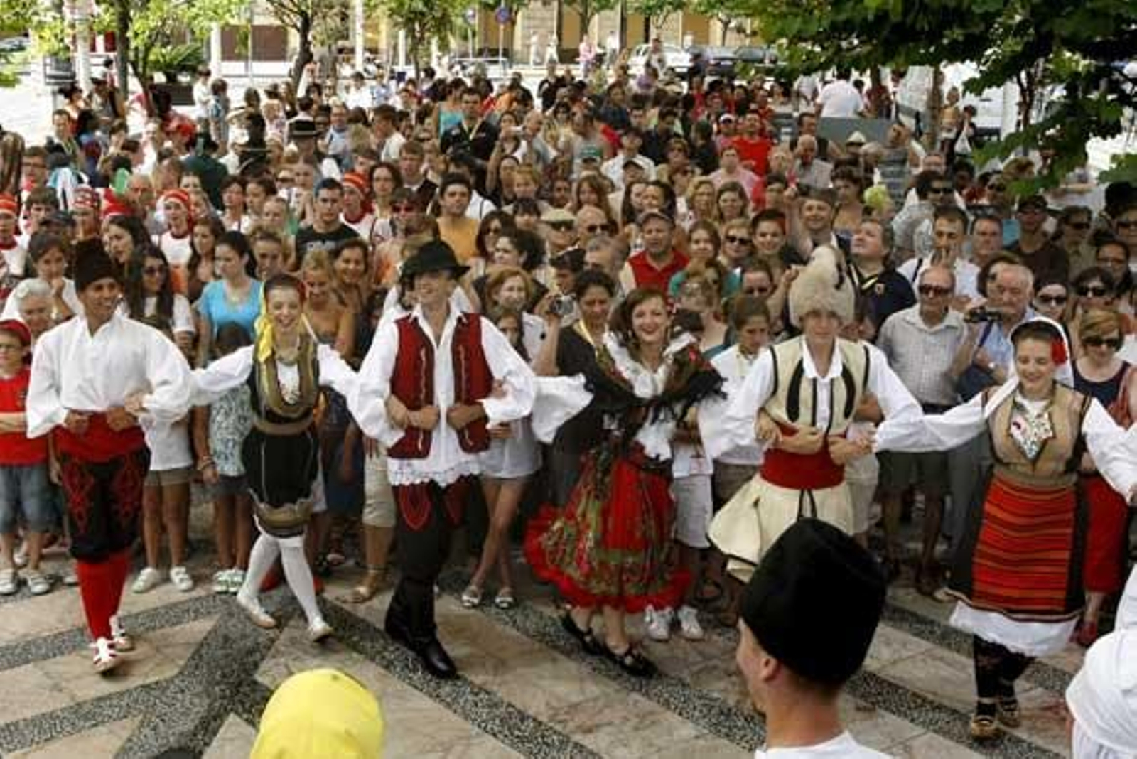 Los grupos participantes en el Festival desfilaron por el casco histórico de la capital para presentar sus bailes

Foto: Jose Braza-Lourdes de Vicente