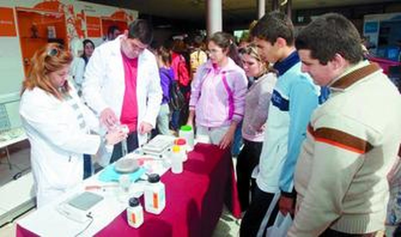 Alumnos de Bachillerato observan una demostración práctica en uno de los expositores.