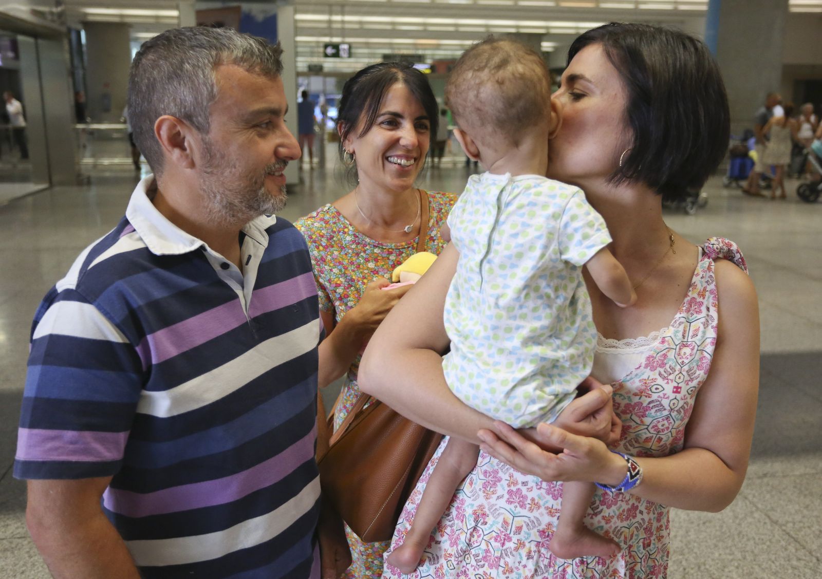 Teresa Guerrero, José Antonio Sevilla y Guadalupe Guerrero reciben a la pequeña marroquí.