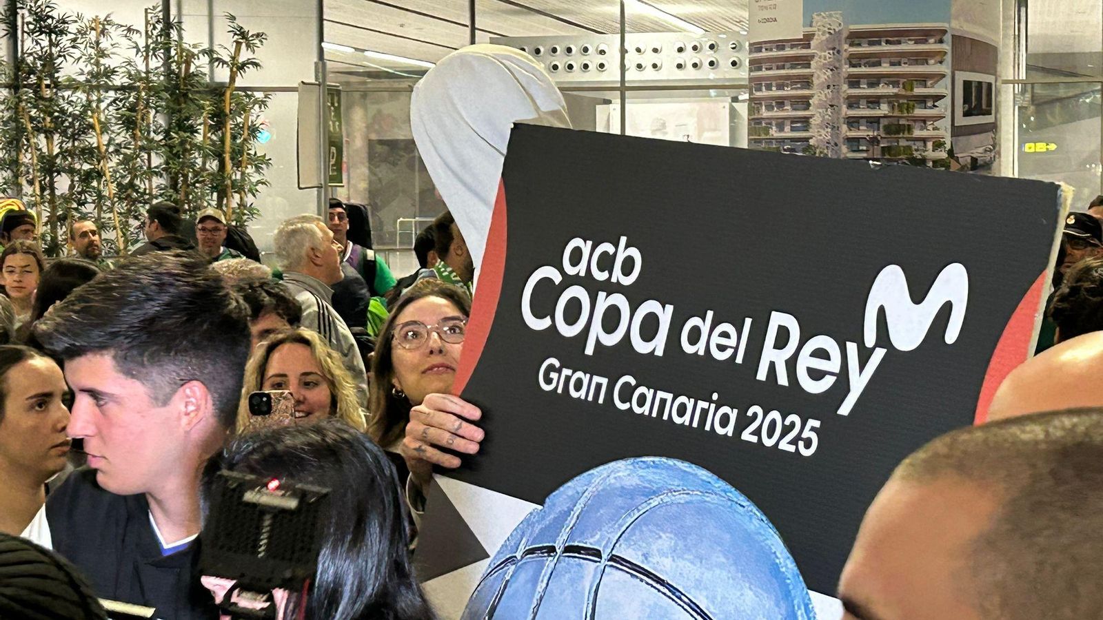 Alegría en la llegada del Unicaja al aeropuerto