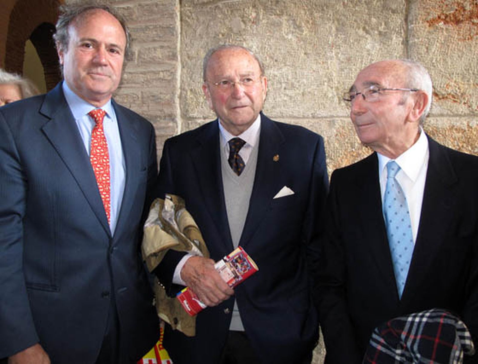 Los ex presidentes del Consejo General de Hermandades y Cofradías de Sevilla Manuel Román (izquierda)y Antonio Ríos Ramos (derecha), con José Félix Ríos Ramos, en el centro de la imagen.

Foto: Victoria Ramírez