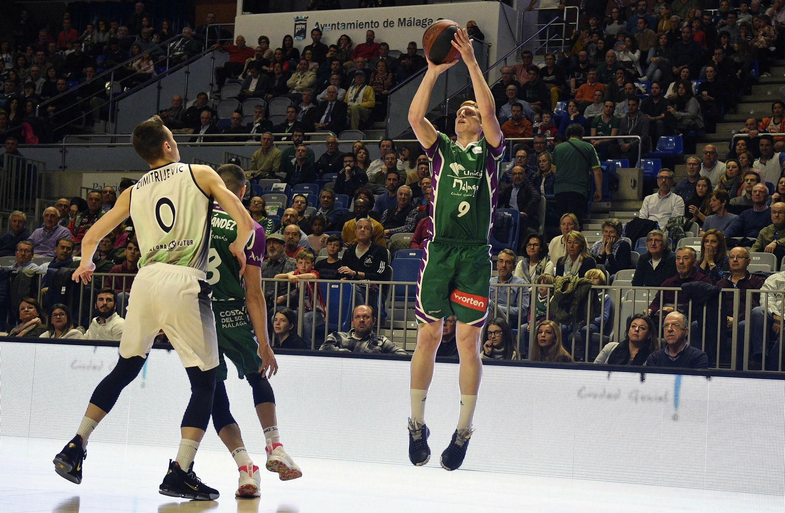 Alberto Díaz lanza un triple.