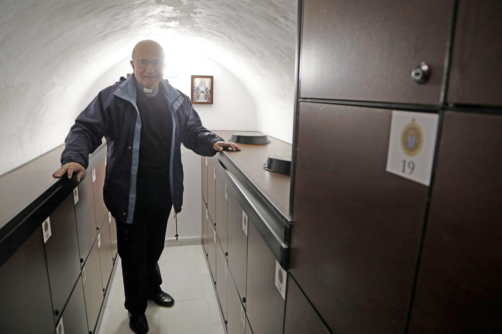 El sacerdote Antonio López tras la bendición del columbario.