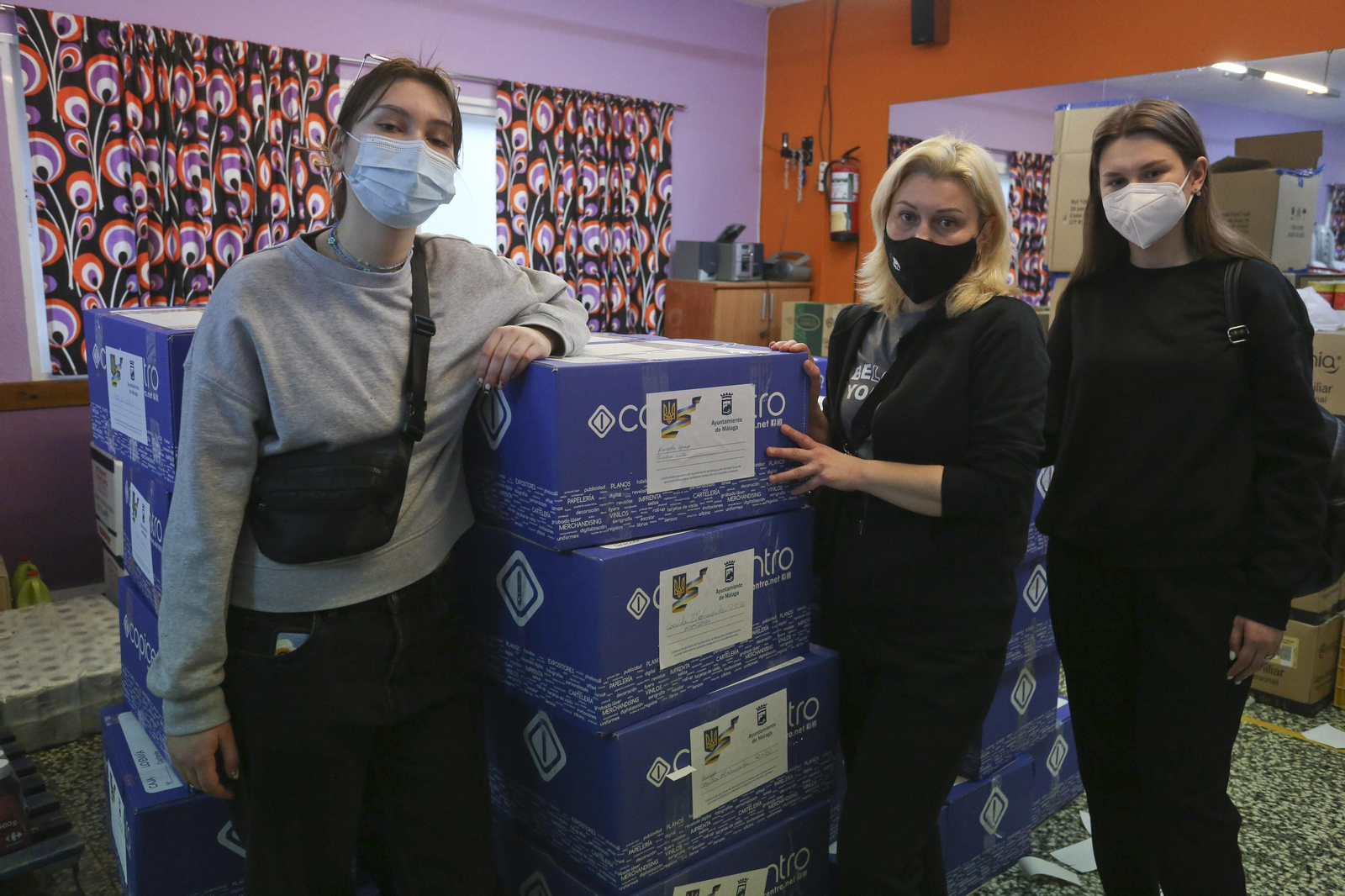 Ucranianas junto a cajas que contienen ayuda humanitaria para su país. Ucranianas junto a cajas que contienen ayuda humanitaria para su país.