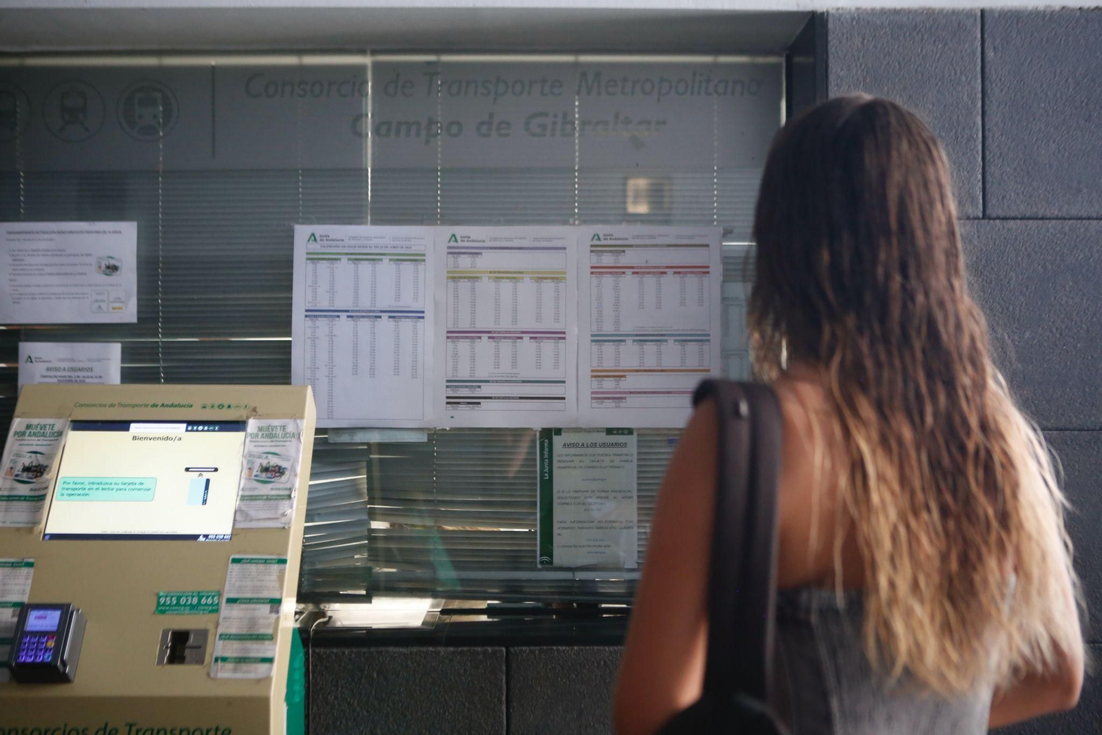 La taquilla del Consorcio de Transporte Metropolitano del Campo de Gibraltar, cerrada a las 12:30 de este martes.