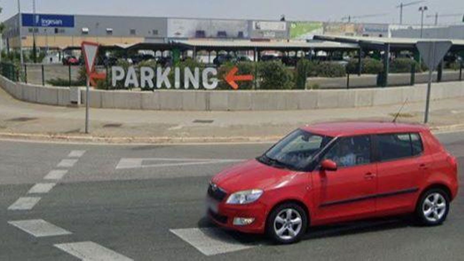 La persecución empezó tras una discusión en este aparcamiento en la avenida de Parsi.