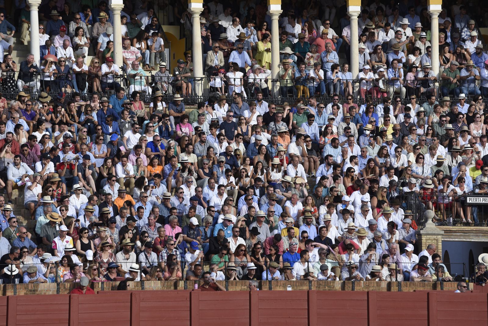 Búscate en la tercera corrida de toros de la Feria de San Miguel de Sevilla