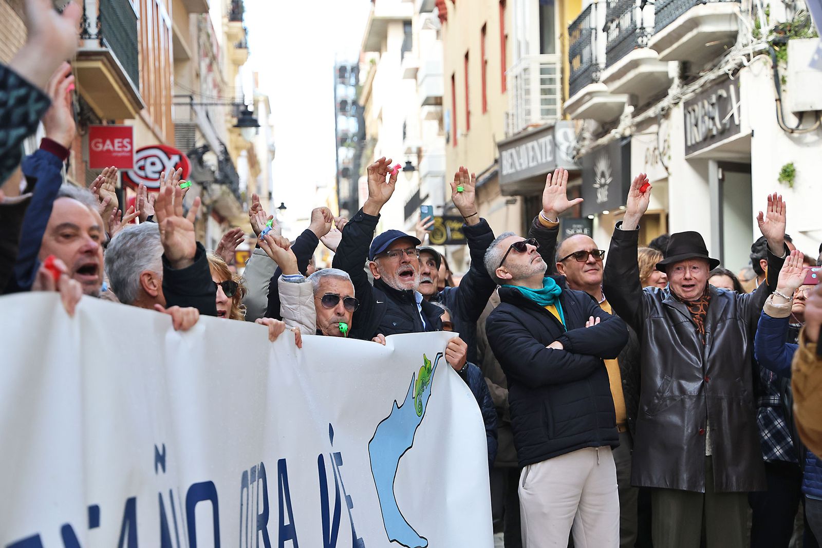 Fotografías de la manifestación en Huelva para exigir la regeneración de las playas