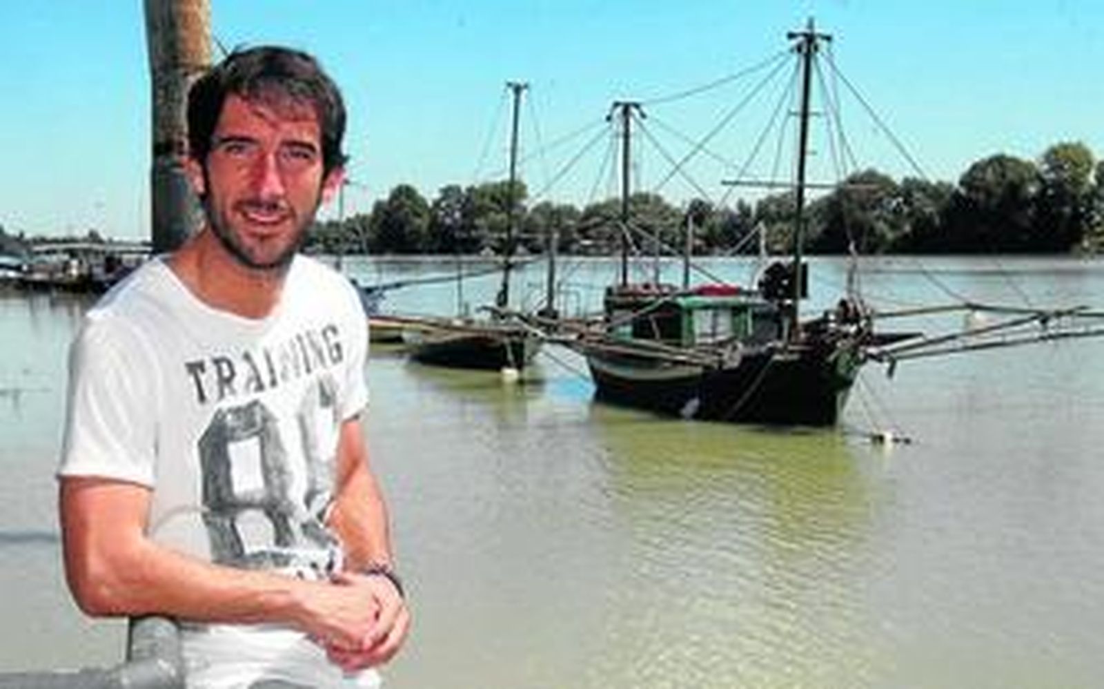 Añete, el pasado domingo con los barcos de pesca de Coria del Río al fondo, horas antes de embarcar en el avión con Sofía como destino.