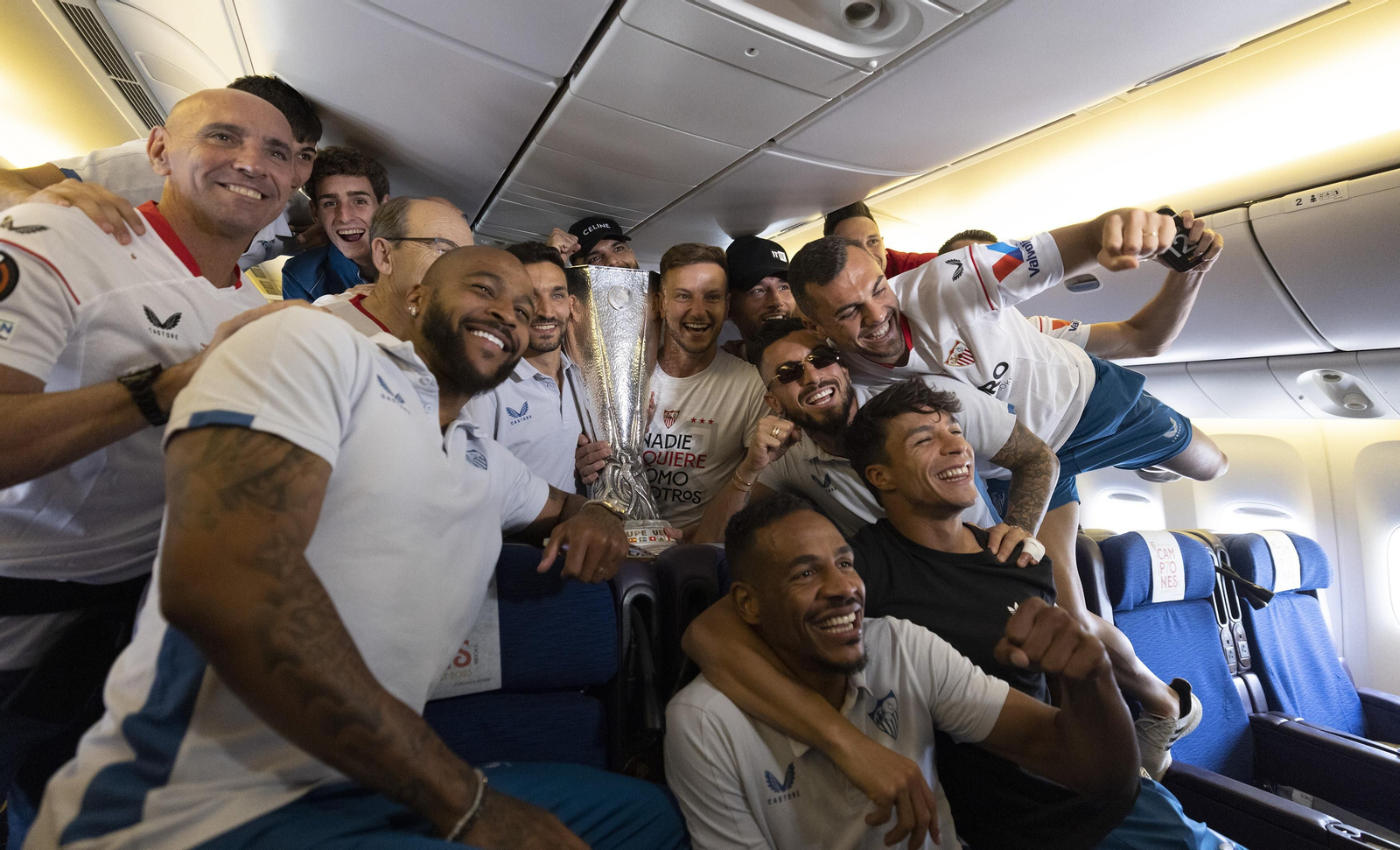 Las imágenes del Sevilla fc por las calles de Sevilla como campeón de la Europa League