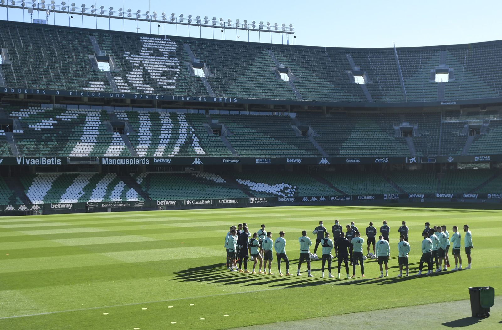Pellegrini da la charla a sus jugadores antes del inicio del entrenamiento de este pasado jueves.