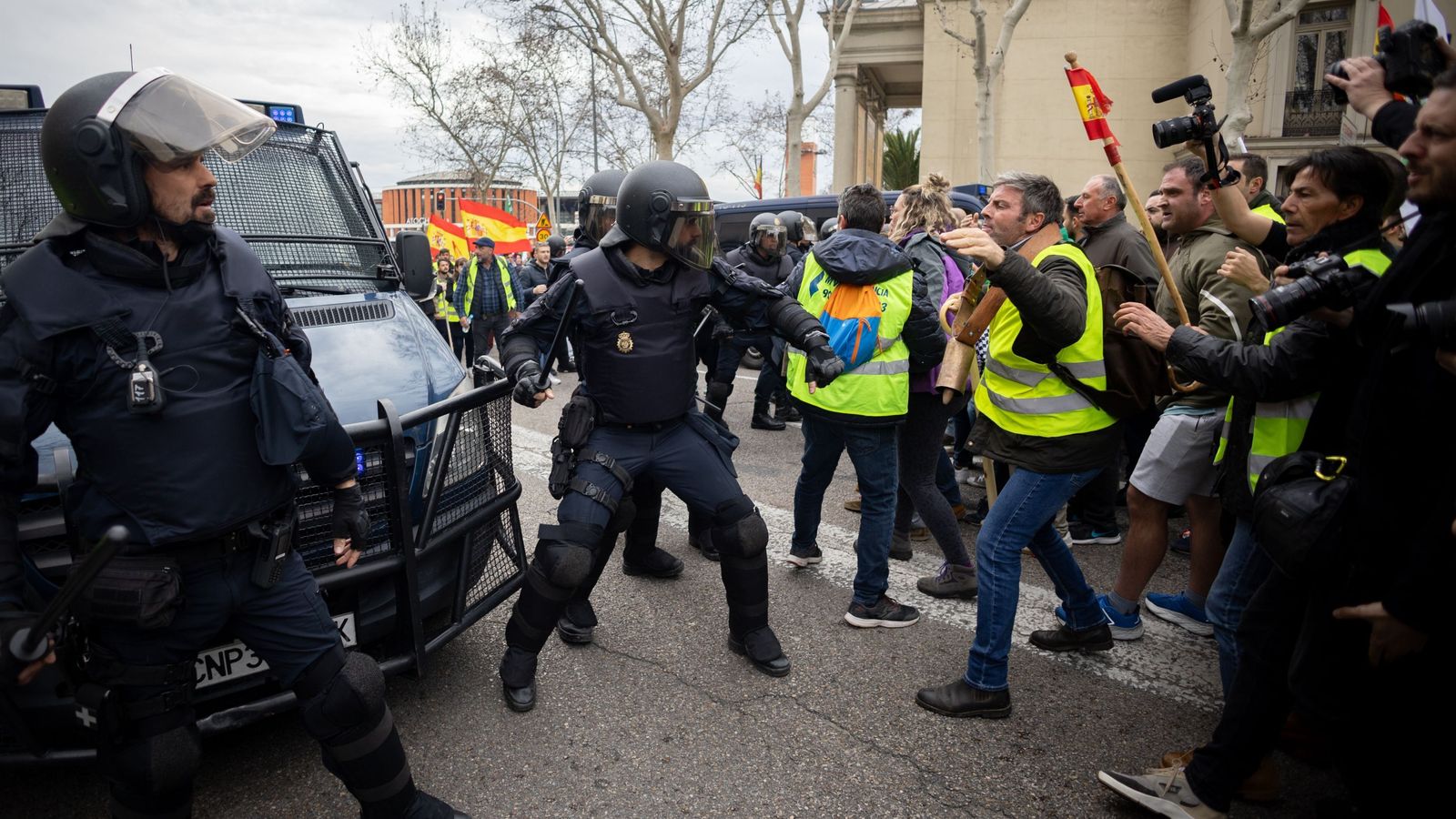 Momentos de tensión entre manifestantes y policías