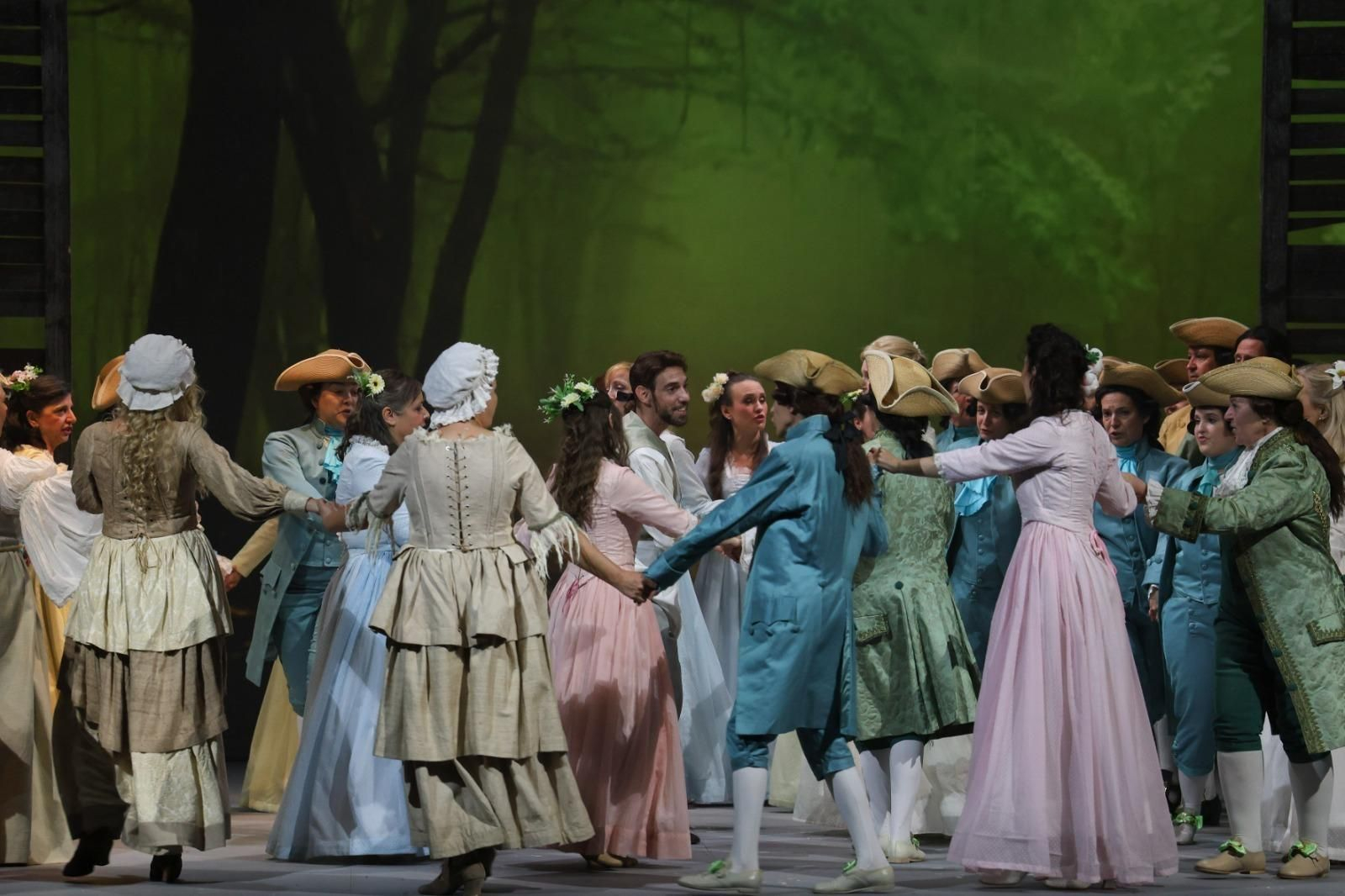 La versión de 'Manon Lescaut' que cierra la temporada lírica del Teatro Cervantes, en fotos