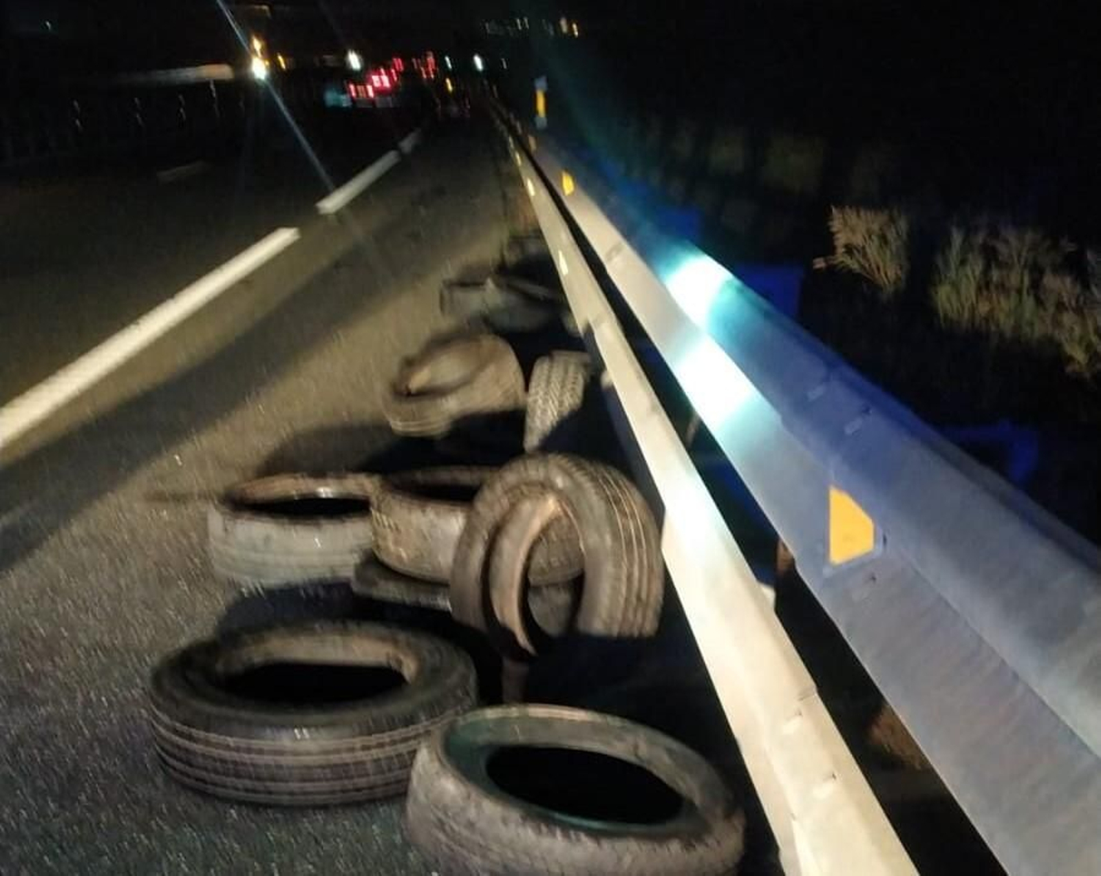 Neumáticos retirados de la autovía en Córdoba.