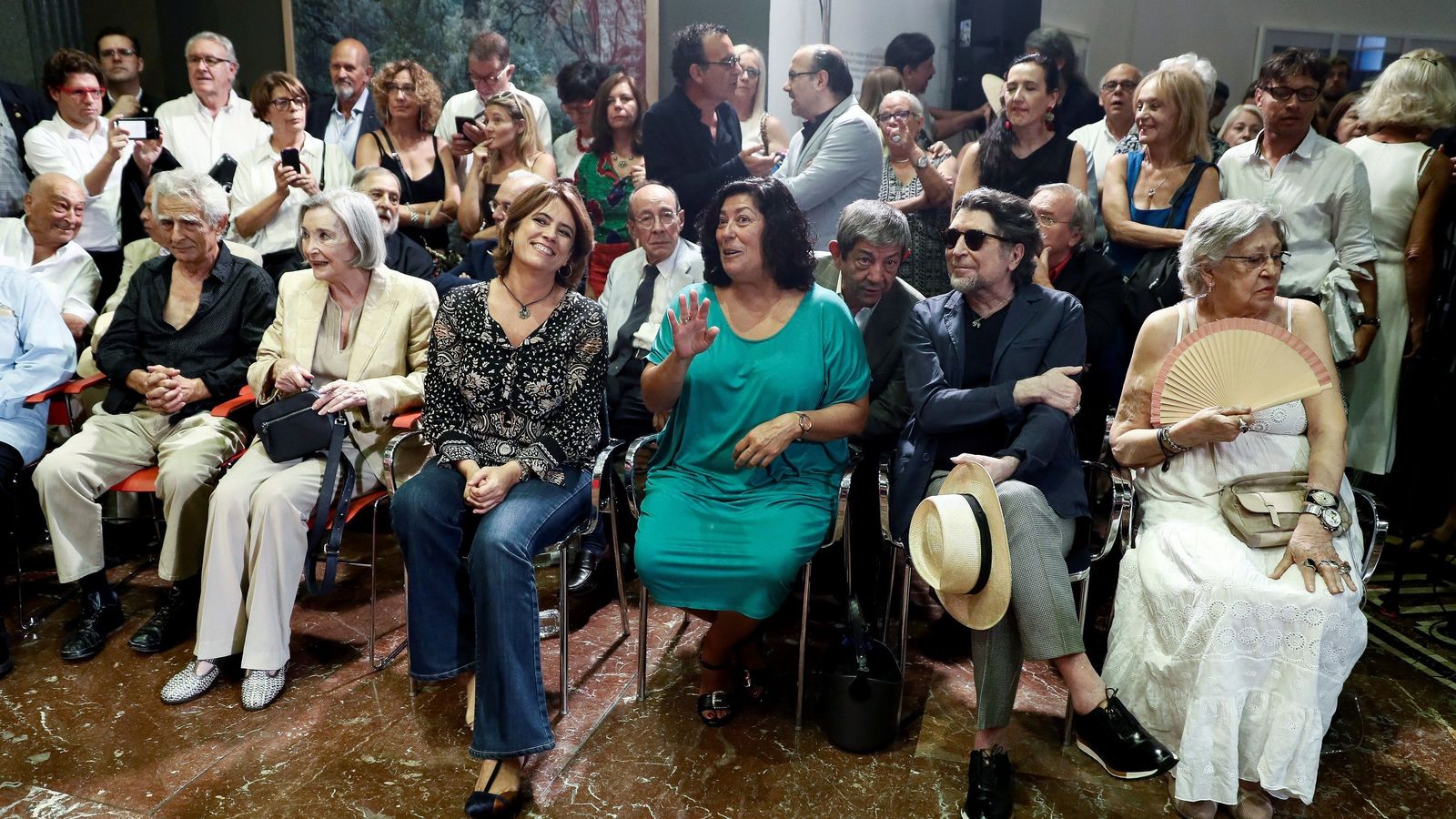 Nuria Espert, Almudena Grandes y Joaquín Sabina, entre los invitados al acto.