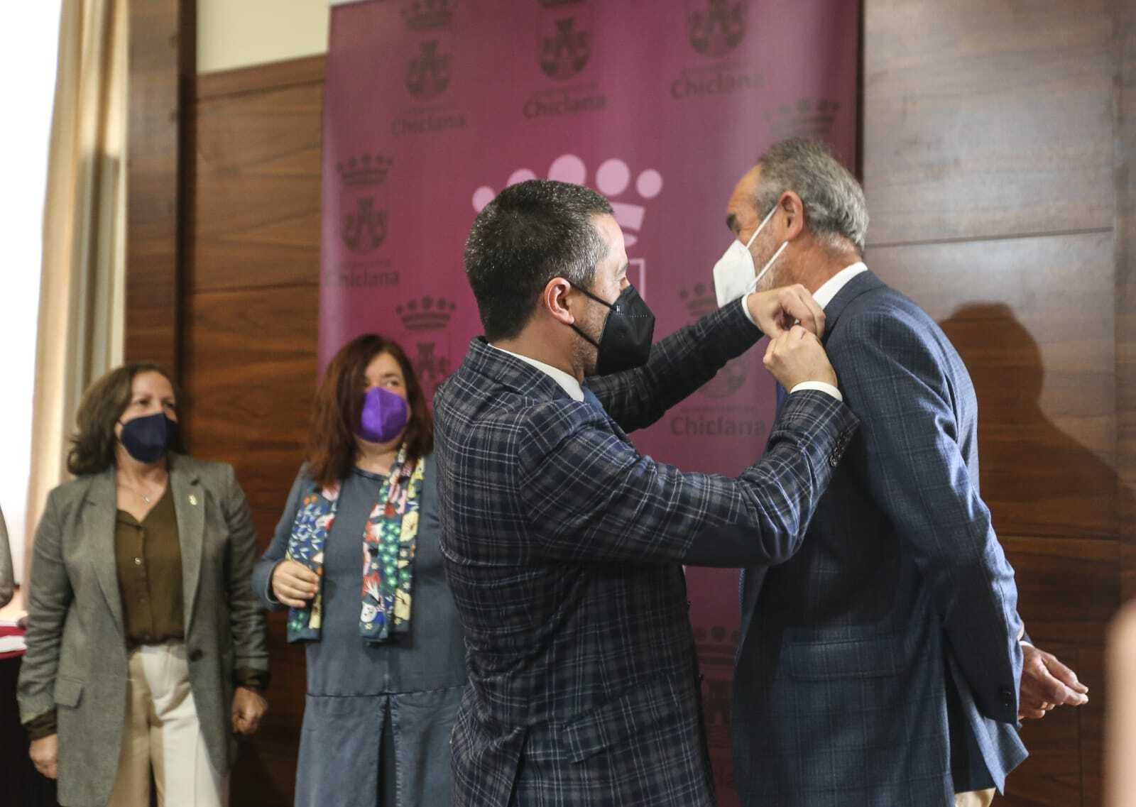 Momento en el que el delegado de Personal le impone la insignia del Ayuntamiento a uno de los trabajadores que se jubila.