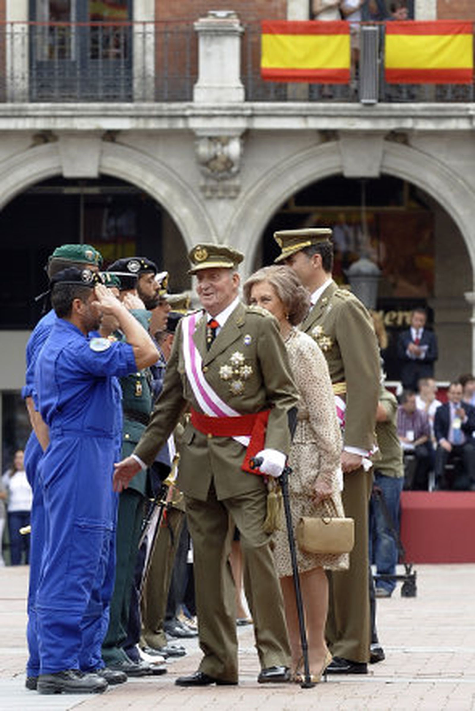 El Rey preside de pie su primer acto público tras las operaciones de cadera