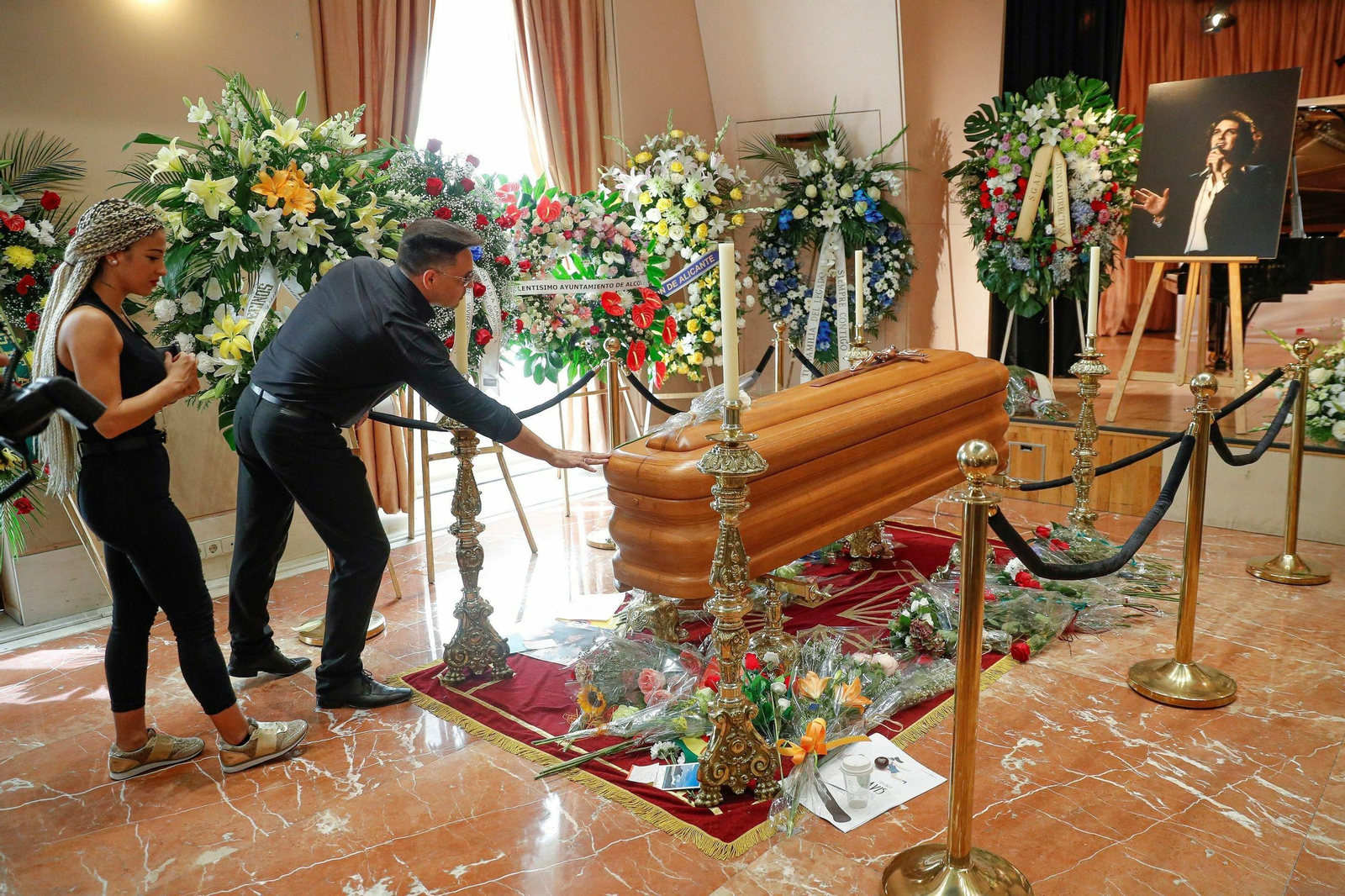 Las imágenes de la capilla ardiente de Camilo Sesto