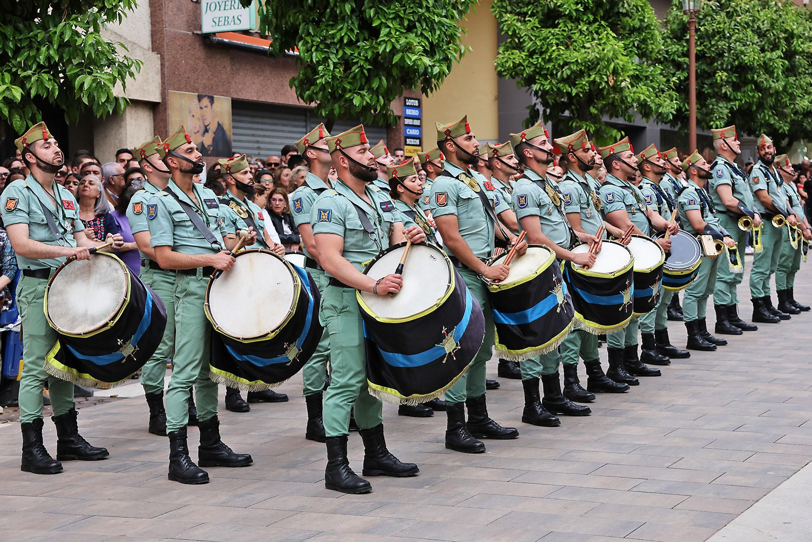 Las mejores imágenes del Sábado de Pasión en Huelva: La Legión con el Cristo de la Vera+Cruz
