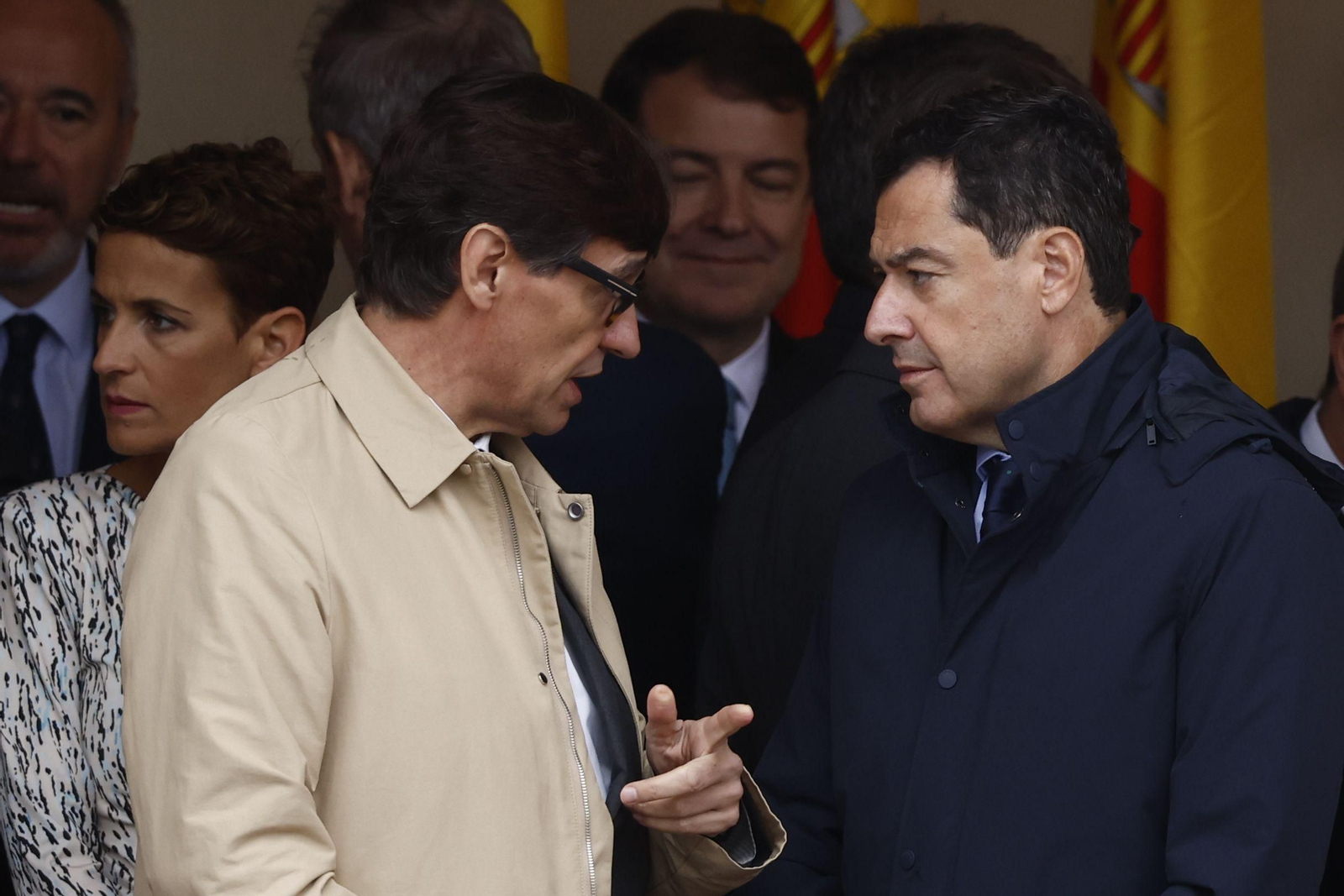 Slavador Illa y Juanma Moreno, en el palco de autoridades del desfile de la Fiesta Nacional. Slavador Illa y Juanma Moreno, en el palco de autoridades del desfile de la Fiesta Nacional.
