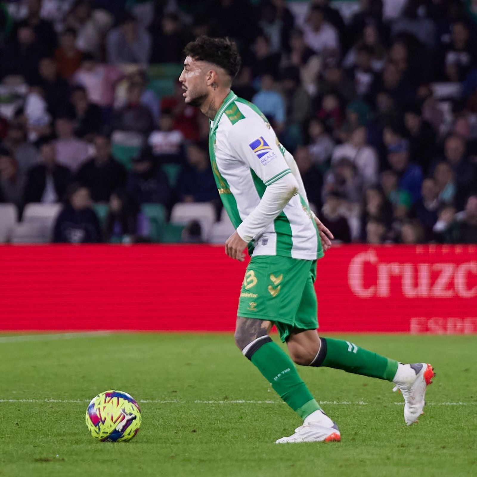 Víctor Camarasa conduce un balón en el partido frente al Atalanta.