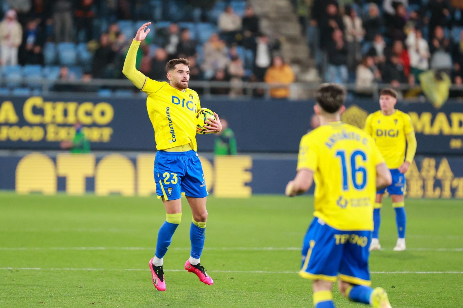 García Pascual sostiene el esférico.