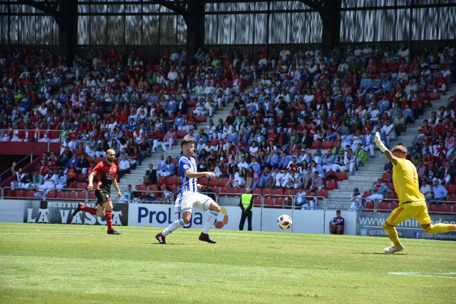 Una acción del choque Mirandés-Recreativo en Anduva.