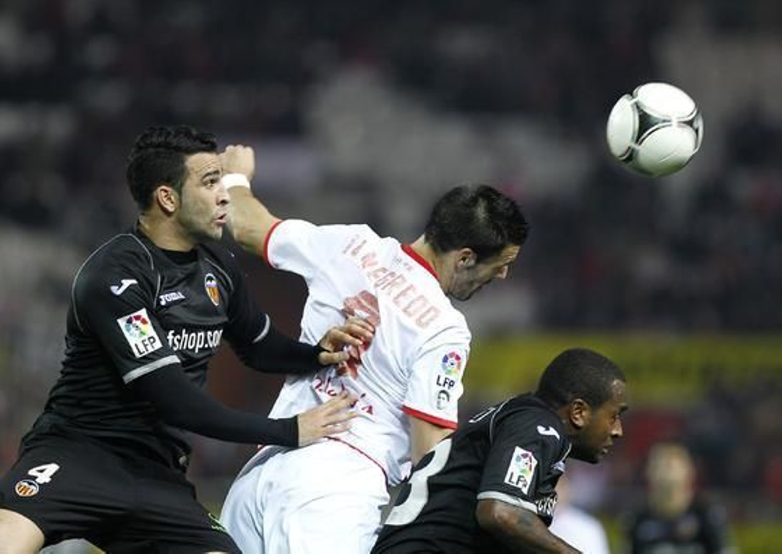 El Sevilla no puede remontar al Valencia en el Sánchez Pizjuán y queda eliminado de la Copa del Rey (2-1). / Antonio Pizarro