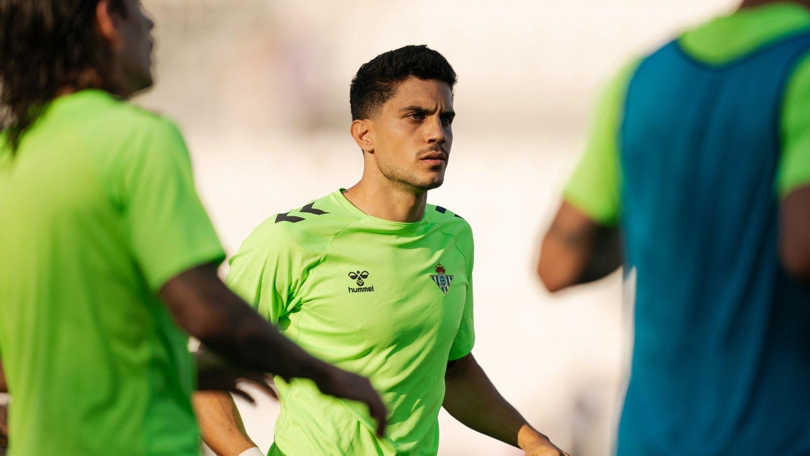 Marc Bartra en el calentamiento del Real Betis - Cádiz CF