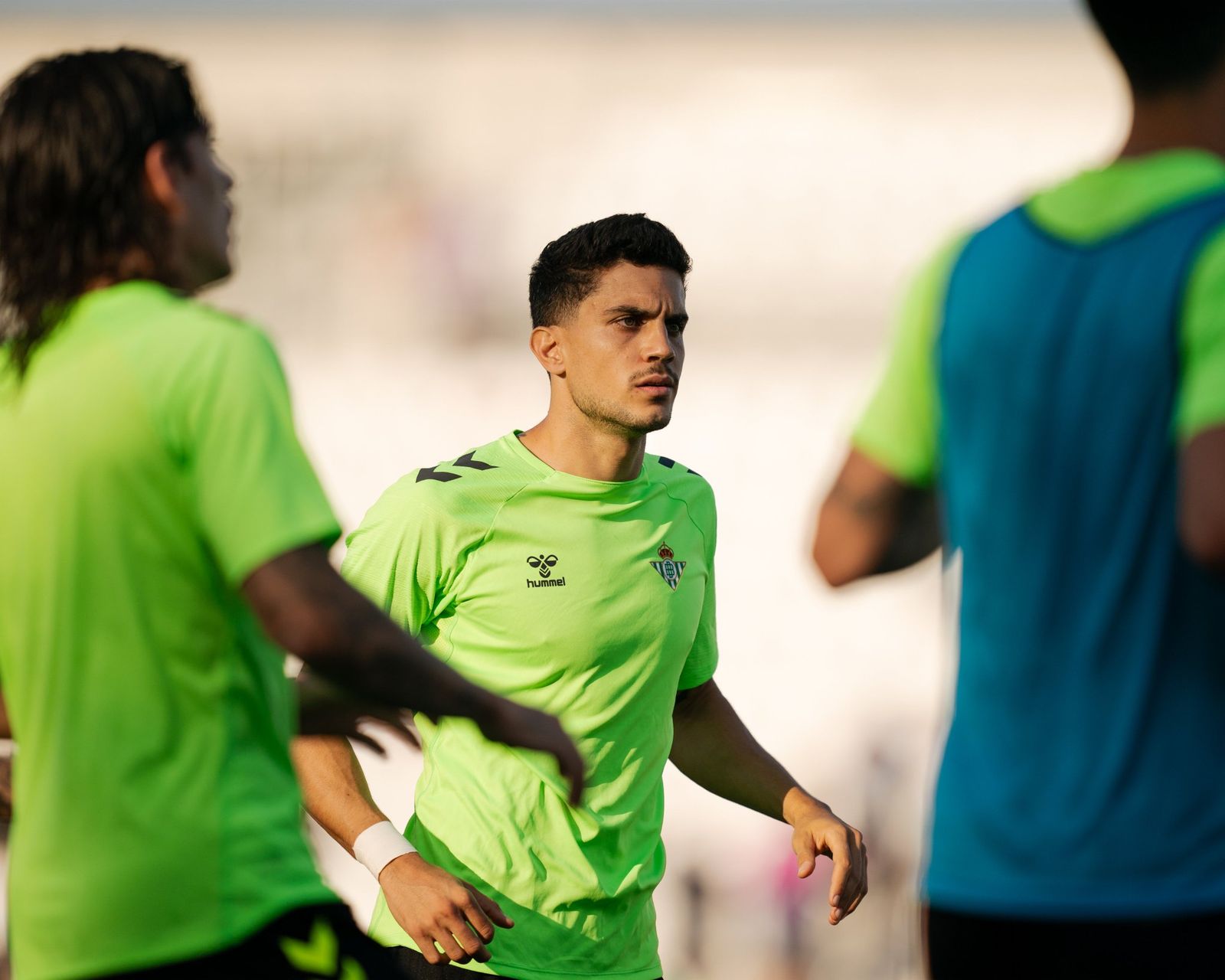 Marc Bartra en el calentamiento del Real Betis - Cádiz CF