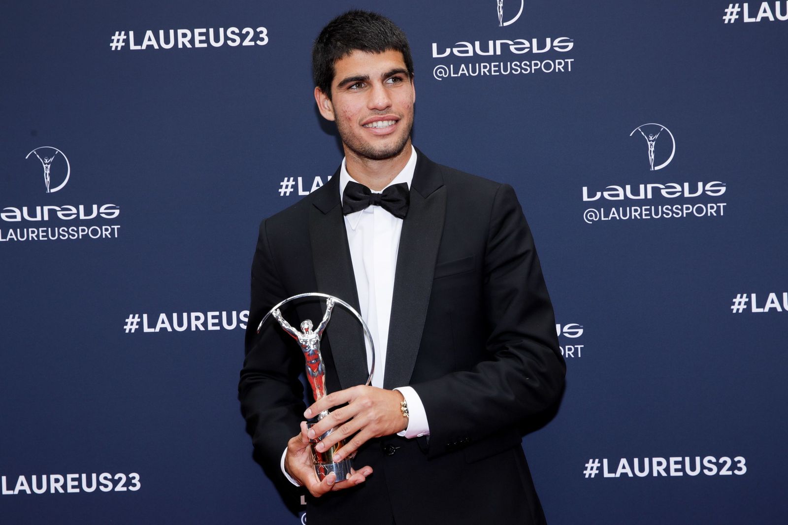 Alcaraz posa con su premio Laureus.