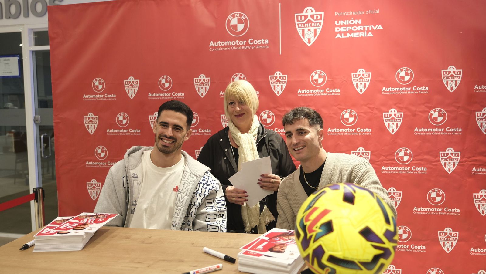 Jon Mocillo y Miguel de la Fuente firman autógrafos en Automotor Costa BMW