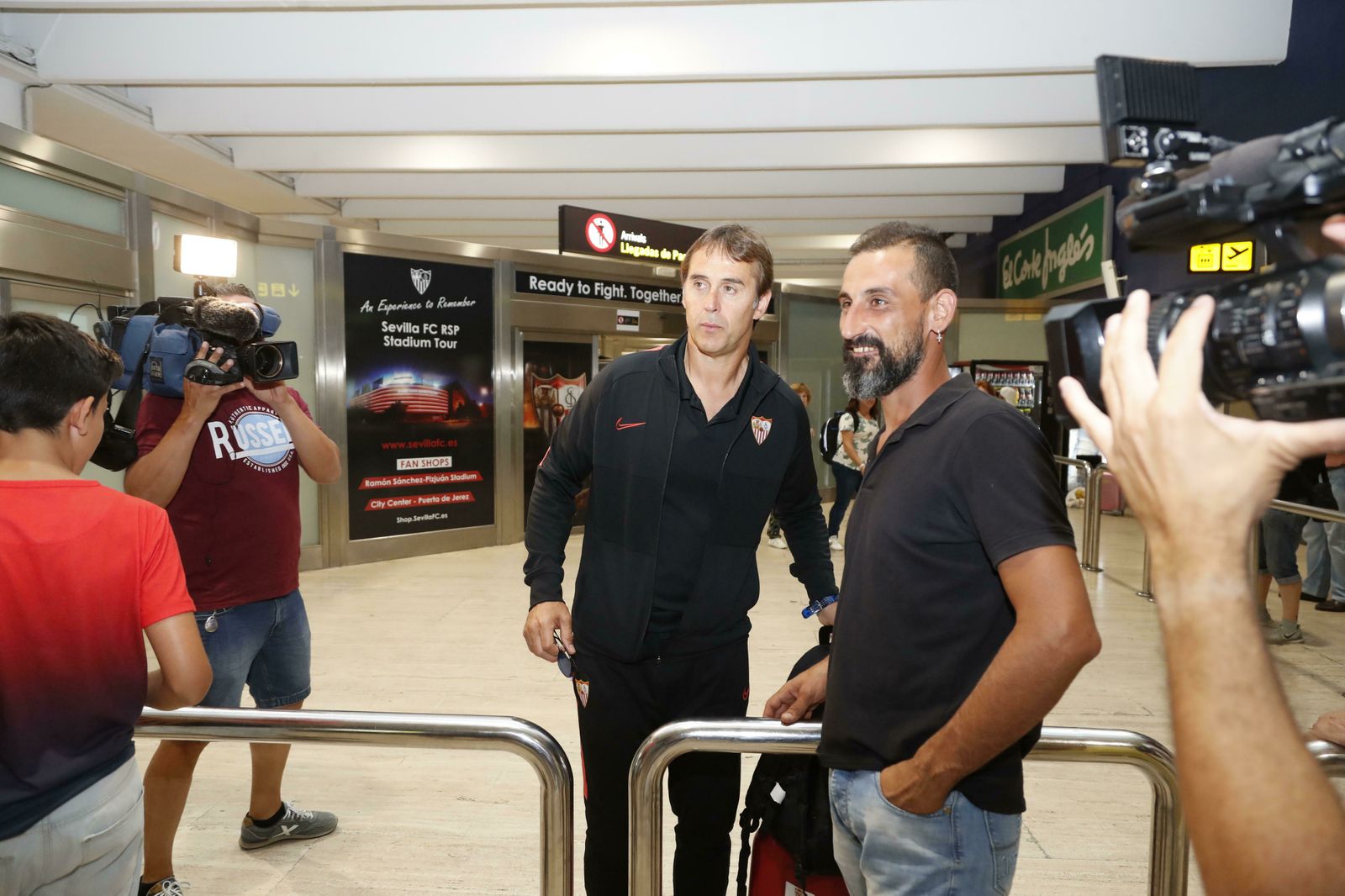 Lopetegui se fotografía con un aficionado al regreso del equipo de Estados Unidos.