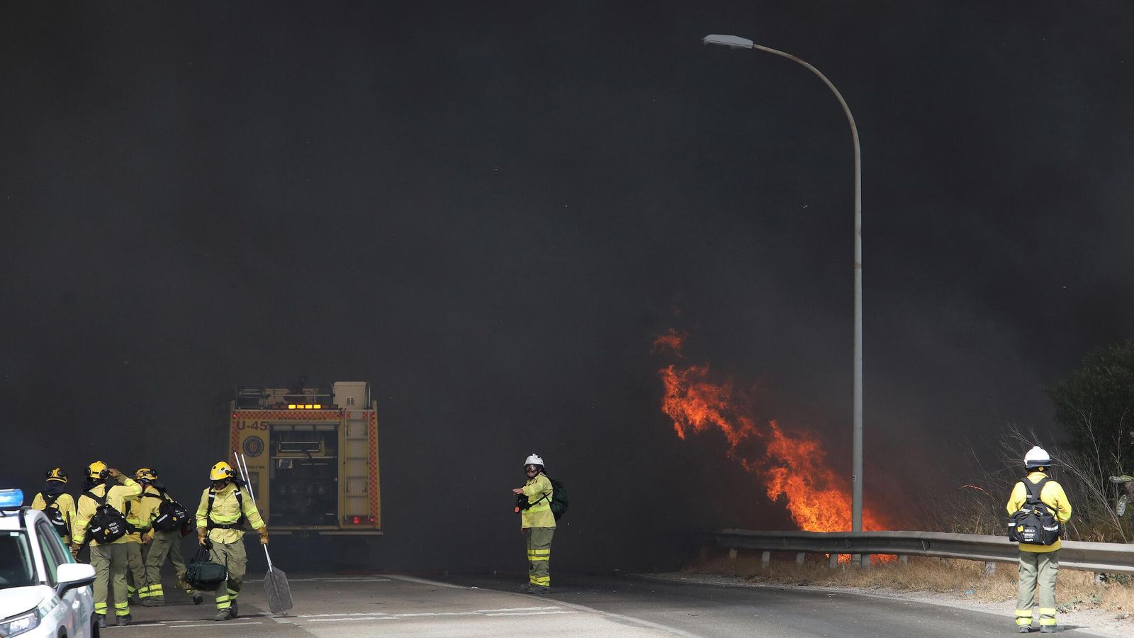 Bomberos trabajan en la zona afectada por las llamas en el entorno de La Cartuja de Jerez.